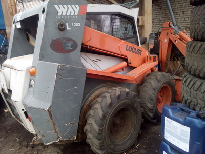 Lokust погрузчик у автосервиса